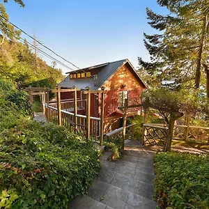  Holiday home Salishan Chief